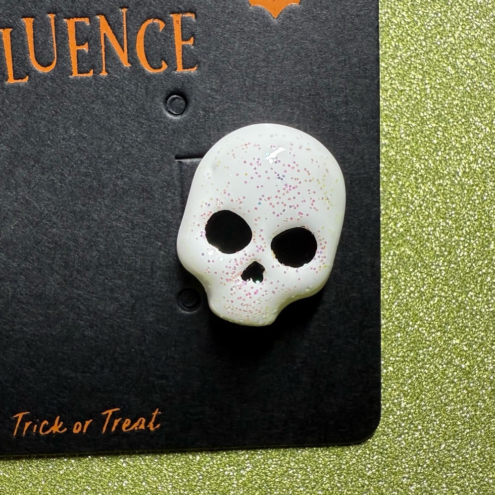Influence White Skull Earrings - Picture 3 of 4